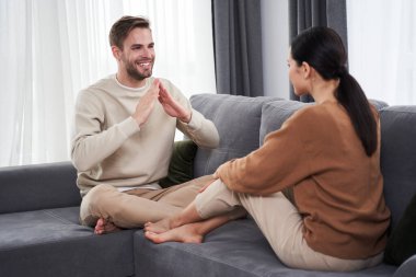 Karı koca işaret diliyle konuşuyor.