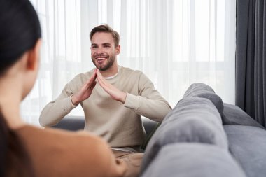 Sağır insanlar zevk sohbeti yapıyor.