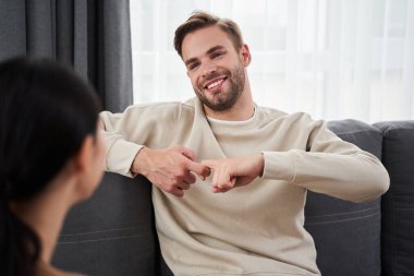 Adam sağır karısıyla vakit geçiriyor.