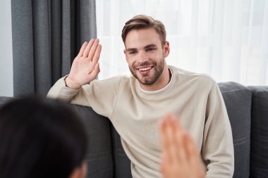 Erkek, karısıyla keyifli bir konuşma yapıyor.