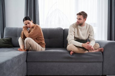 Mutsuz çift tartışıyor.