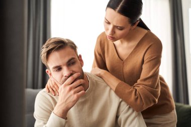 Suçlu kız arkadaş af diliyor.