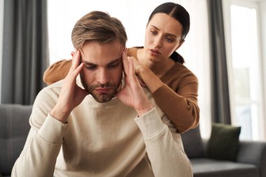 Üzgün adam kadınına kızgın.