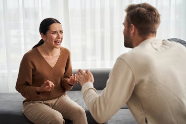 Genç çiftler kendi aralarında kavga ederler.