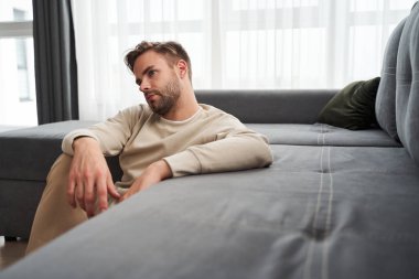 Bunalımlı mutsuz adam