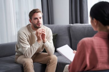 Psikolojik seanstaki adam