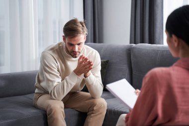 Psikoterapist ve hasta ofisinde.