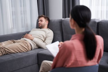 Psikoterapiste sorunlardan bahseden adam