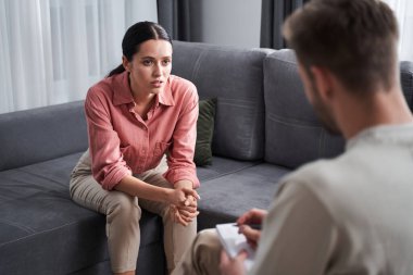 Kadın sorunlarından şikayetçi.