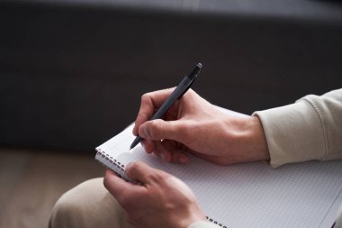 Psikoterapist bir dosya tutuyor.