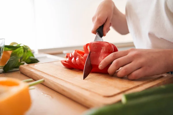 Frau hackt rote Paprika — Stockfoto