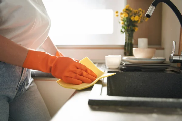 Donna pulizia superfici di lavoro e lavabo — Foto Stock