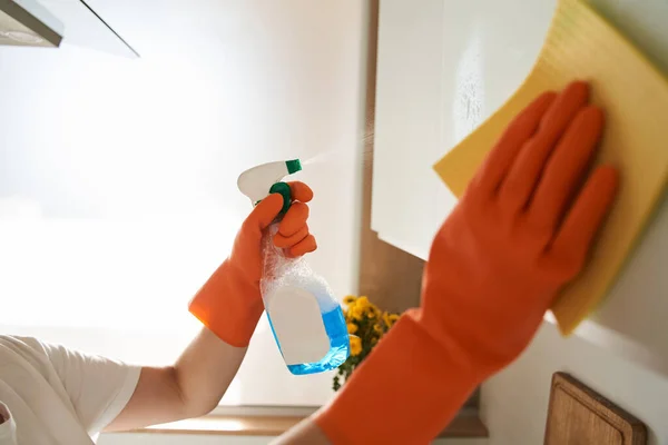 Young woman cleaning kitchen — Stock Photo, Image
