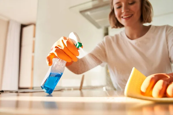 Nő takarítás és polírozás a konyhában — Stock Fotó