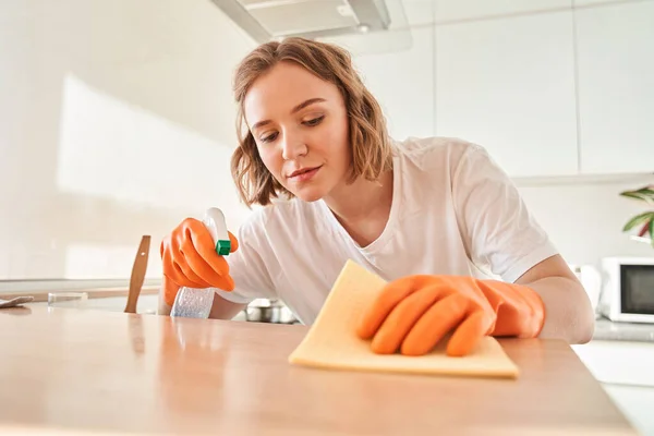 Mujer atenta haciendo limpieza —  Fotos de Stock