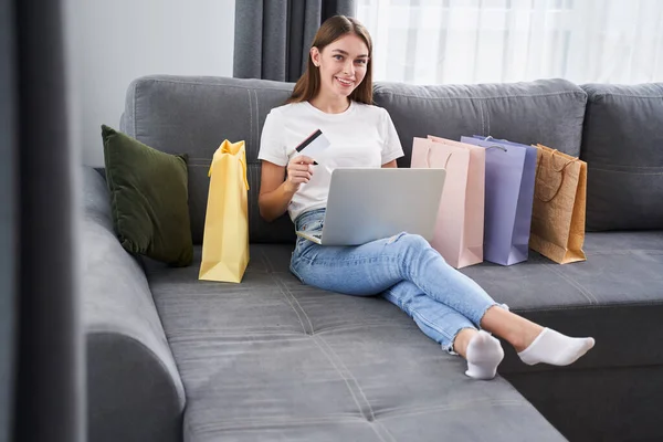 Mujer teniendo compras en línea — Foto de Stock