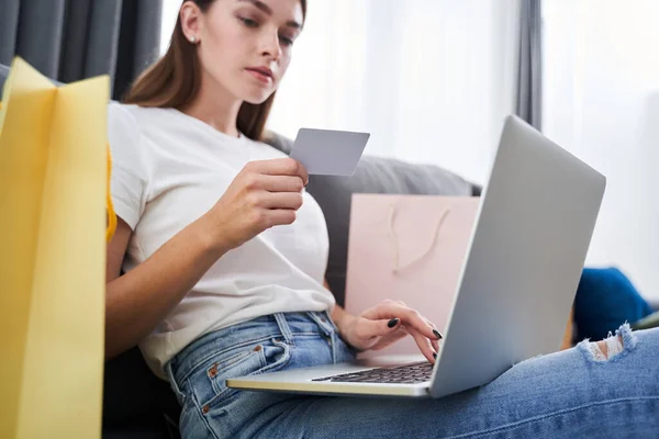 Woman having online shopping — Stock Photo, Image