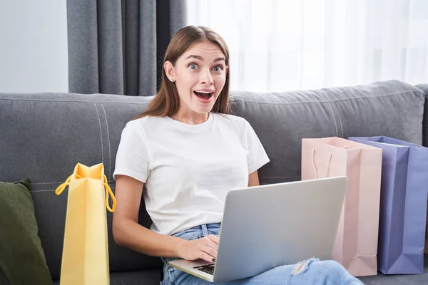 Mulher se alegrando com laptop — Fotografia de Stock