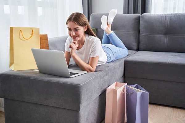 Girl having online shopping — Stock Photo, Image