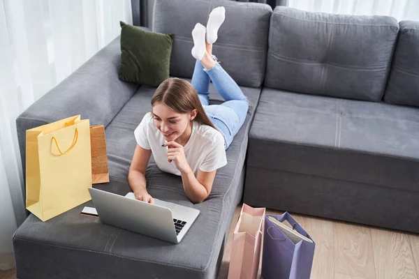 Lány nézi a laptop képernyőn — Stock Fotó