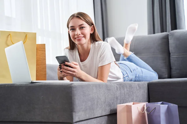 Mujer teniendo compras en línea — Foto de Stock