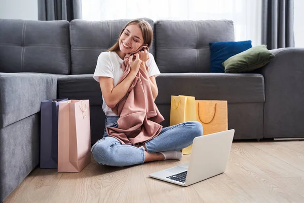 Shopaholic omfamnar hennes nya tröja — Stockfoto