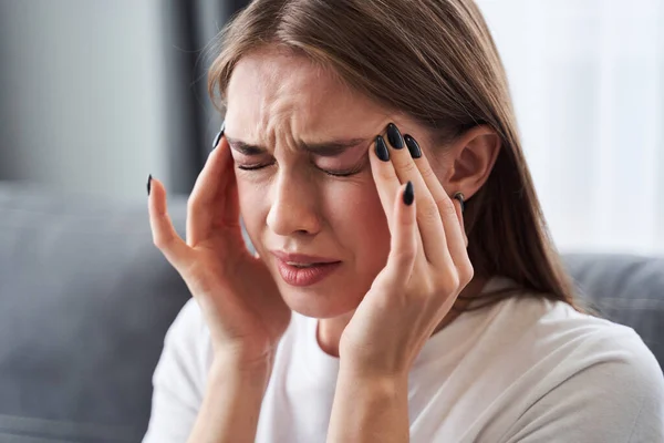 Olycklig kvinnlig känsla smärta i huvudet — Stockfoto