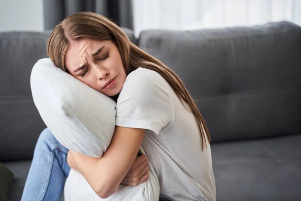 Mujer abrazando almohada con depresión — Foto de Stock