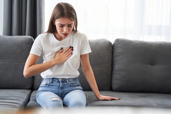 Žena sedí se silnou bolestí na hrudi — Stock fotografie