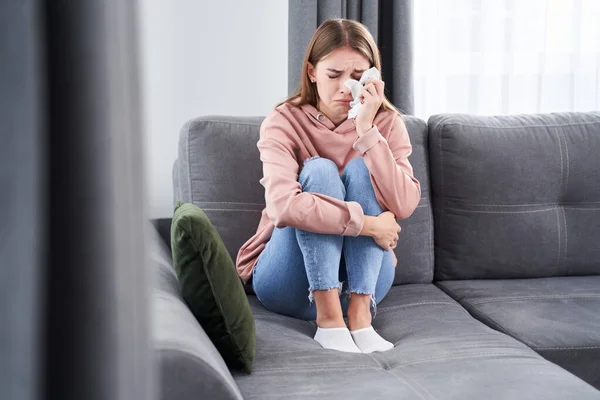 Mujer llorando y limpiando lágrimas con papel — Foto de Stock