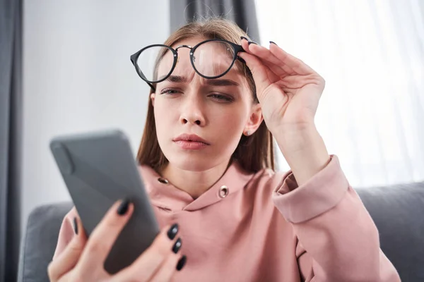 Vrouw heft haar bril — Stockfoto