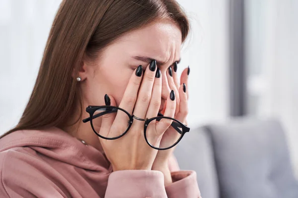 Mujer frotando los ojos secos irritados — Foto de Stock