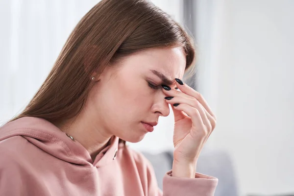 Chica frotando los ojos secos —  Fotos de Stock