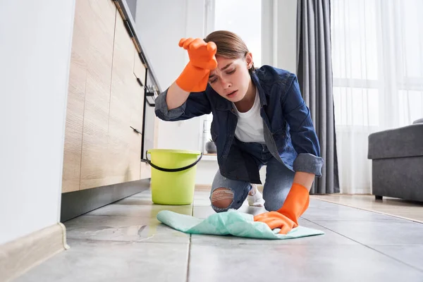 Casalinga salviette sudore dalla fronte — Foto Stock