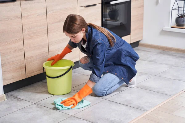 Mujer limpiando el suelo — Foto de Stock