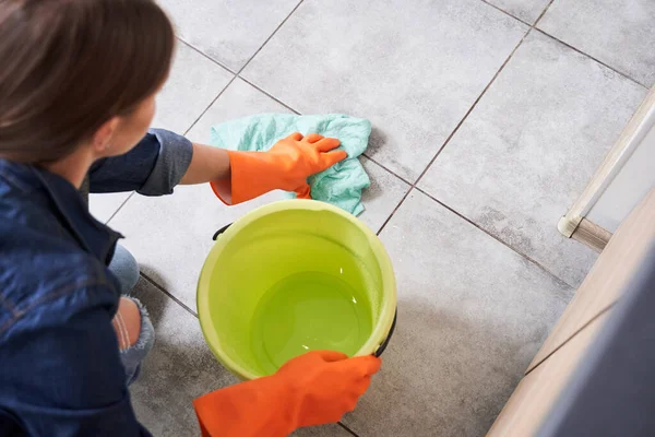 Ama de casa limpiando el piso — Foto de Stock