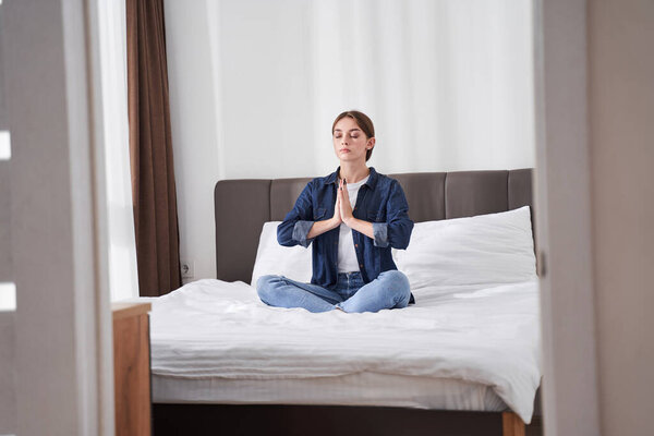 Женщина делает молитвенный жест