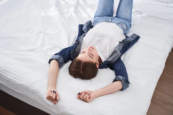 Donna sdraiata a letto e stretching — Foto Stock