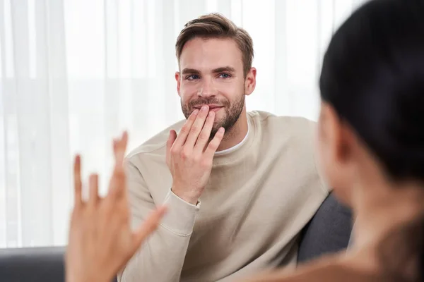 Pareja comunicándose en casa — Foto de Stock