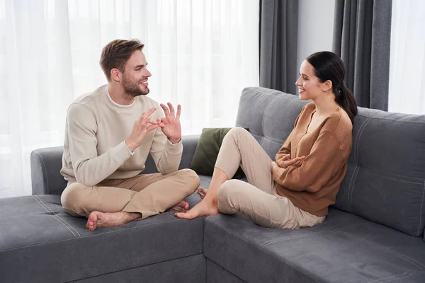 Муж и жена разговаривают с помощью языка жестов — стоковое фото