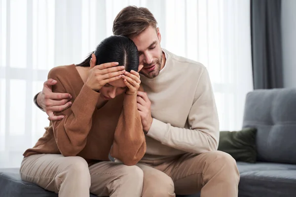 Homme essayant de se réconcilier avec sa femme — Photo