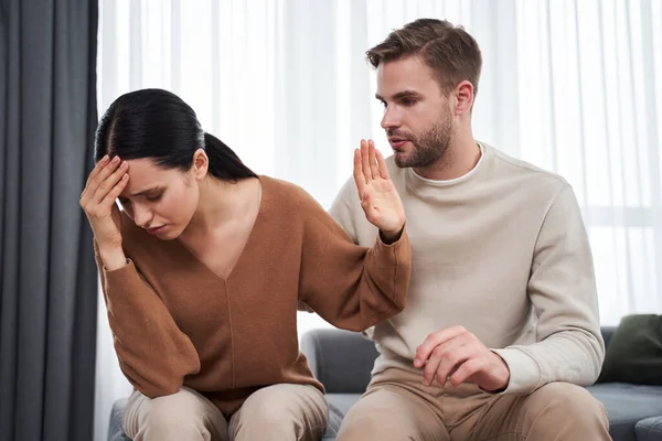 Pareja molesta en casa — Foto de Stock