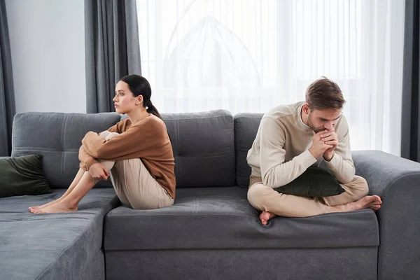 Pareja no hablando entre sí después de la pelea — Foto de Stock