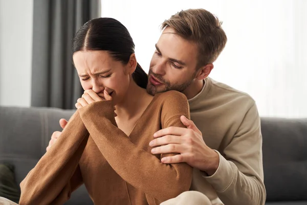 Mulher chorando enquanto se sente chateada — Fotografia de Stock