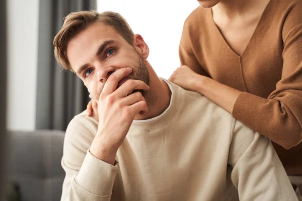 Vårdande fru ber om ursäkt för sin man — Stockfoto