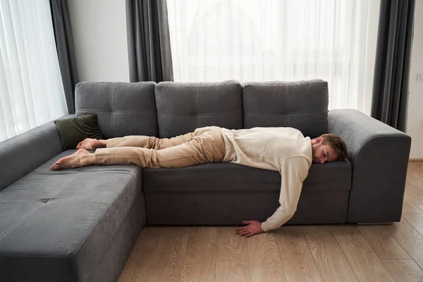 Hombre acostado en la habitación vacía — Foto de Stock