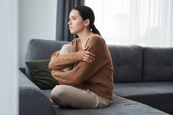 Kvinnan tänker på sina problem — Stockfoto