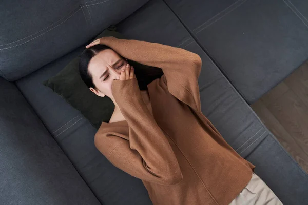 Donna che piange ed è sull'orlo di un esaurimento nervoso — Foto Stock