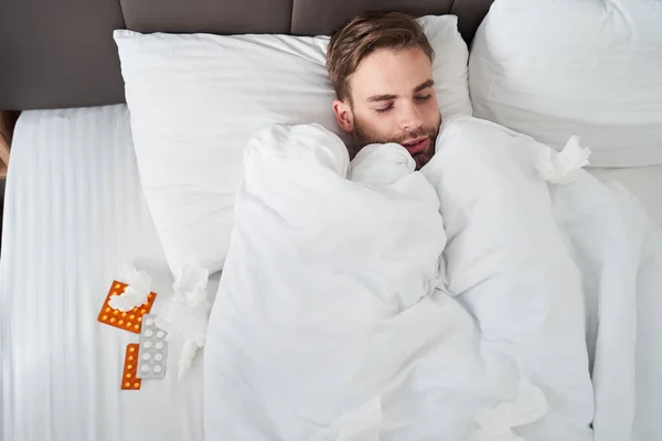 Hombre acostado en la cama y tratando de dormir — Foto de Stock