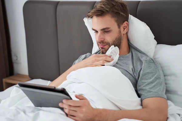 Ongezonde man bedekt met deken — Stockfoto